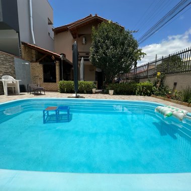 Vende-se casa com piscina no Centro de Camboriú/SC
