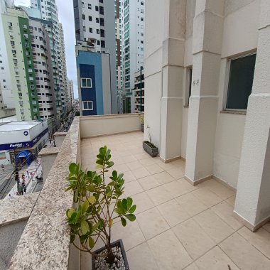 ALUGA-SE ANUAL APARTAMENTO DIFERENCIADO NO CENTRO DE BALNEÁRIO CAMBORIÚ/SC