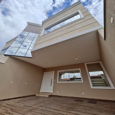 VENDE-SE LINDÍSSIMO SOBRADO  NO CENTRO DE BALNEÁRIO CAMBORI/SC