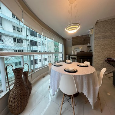 VENDE-SE APARTAMENTO DIFERENCIADO  NO CENTRO DE BALNEÁRIO CAMBORIÚ/SC