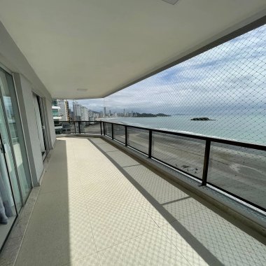 ALUGA-SE ANUAL FRENTE MAR EM BALNEÁRIO CAMBORIÚ/SC