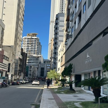 ALUGA-SE ANUAL APARTAMENTO NO CENTRO DE BALNEÁRIO CAMBORIÚ/SC