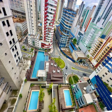 ALUGA-SE ANUAL APARTAMENTO ALTO PADRÃO NO CENTRO DE BALNEÁRIO CAMBORIÚ/SC